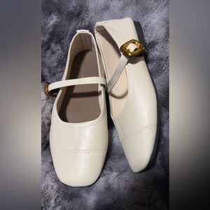 Chic Cream Mary Jane Flats with Gold Buckle